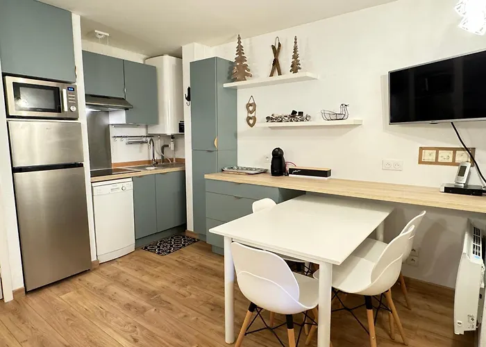 Place De La Mairie. Joli T2 4p - Terrasse Et Vue. * コテレ